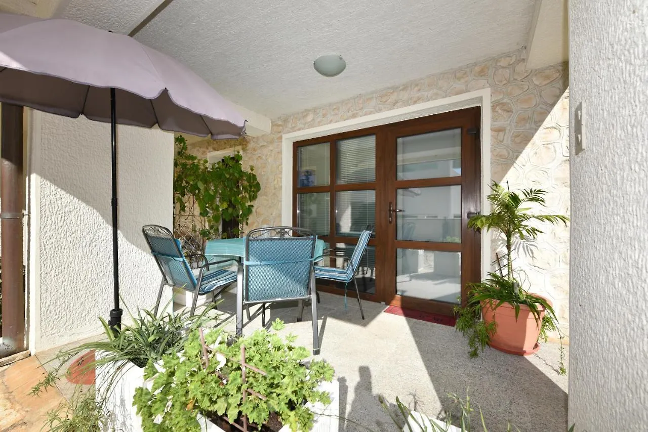 Lovely Apartment In The Groundfloor Zadar