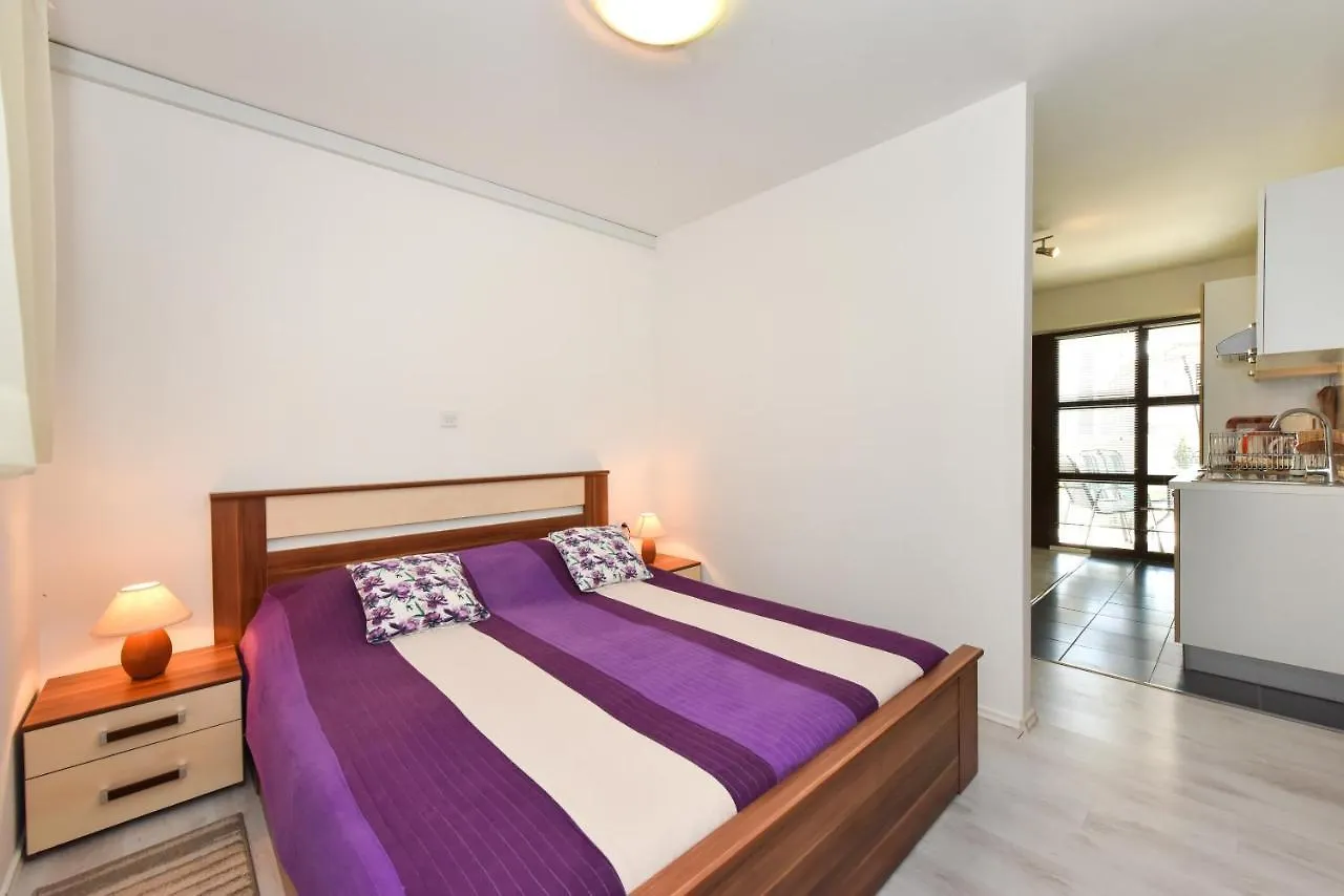 Lovely Apartment In The Groundfloor Zadar